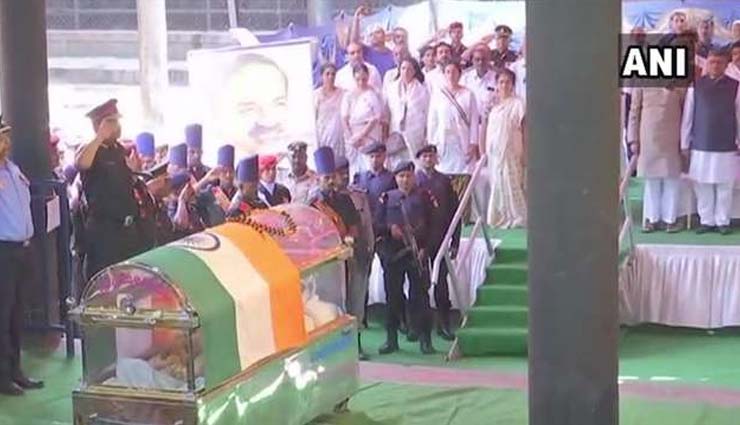 राजकीय सम्मान के साथ बेंगलुरु में हुआ केंद्रीय मंत्री अनंत कुमार का अंतिम संस्कार