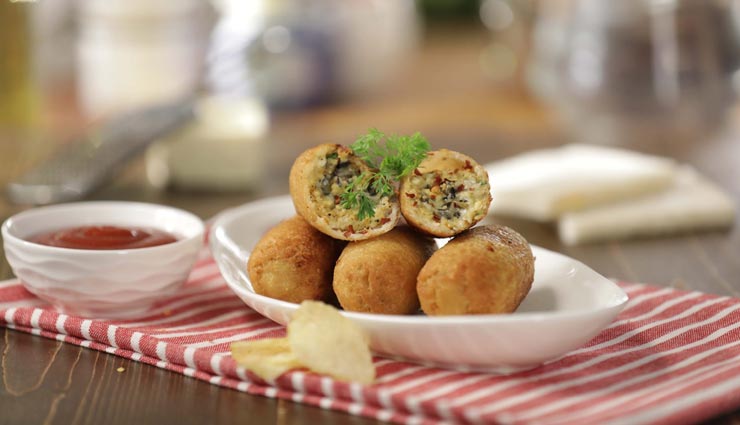 चाय के साथ उठाए अनार आलू पकोड़े का लुत्फ़ #Recipe