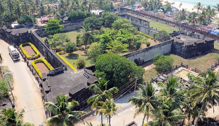 trivandrum historical places,must visit in trivandrum,padmanabhaswamy temple,kowdiar palace,napier museum,anchuthengu fort,vizhinjam lighthouse,attukal bhagavathy temple,kuthiramalika palace,halcyon castle,vizhinjam rock cut cave,beemapally mosque