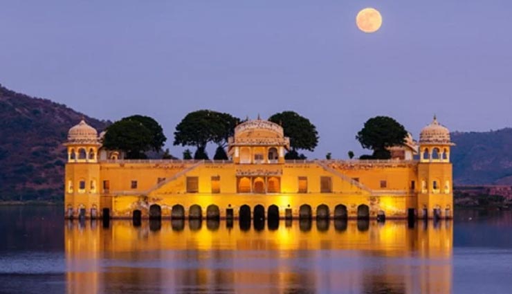 भारत का यह अनोखा महल जिसकी चार मंजिल हैं पानी के अंदर weird news,weird information,weird place,historical place,jal mahal palace
