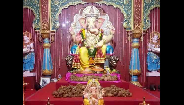 PICS- Bollywood Celebs Who Visited Andhercha Raja