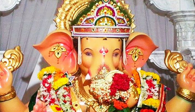 No skirts, half pants allowed at Andhericha Raja