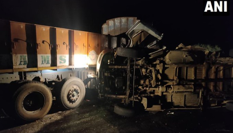 आंध्र प्रदेश: कुरनूल जिले में ट्रक से टकराई बस,  13 लोगों की मौत, 4 घायल
