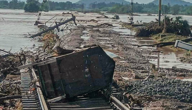 आंध्र प्रदेश में भारी बारिश के चलते बेपटरी हुई रेल सेवा, 100 से अधिक एक्सप्रेस ट्रेनें रद्द, अब तक 33 लोगों की मौत