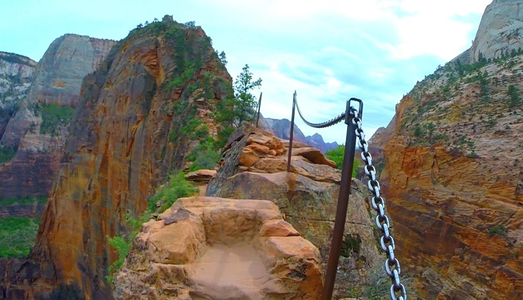 dangerous hikes in the world,most dangerous hikes in the world,the maze,utah,drakensberg traverse,south africa,angels landing,el caminito del ray,spain,mount huashan,china,travel,holidays,travel guide