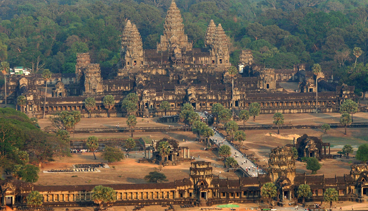 tourist destinations,10 tourist destinations,7 wonders,angkor,easter island statues,stonehenge,kiyomizu temple,neuschwanstein castle,alhambra,acropolis,kremlin,hagia sophia,timbuktu,travel,travel tips,holidays