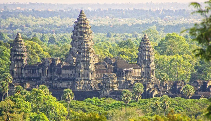 holidays,taj mahal,10 famous historic sites around the world,historic sites,historical places around the world,wander lust,places to be visited around the world,machu picchu,tikal,the pyramids at giza,angkor wat,petra,stonehenge,the colosseum and forum,the parthenon,easter island