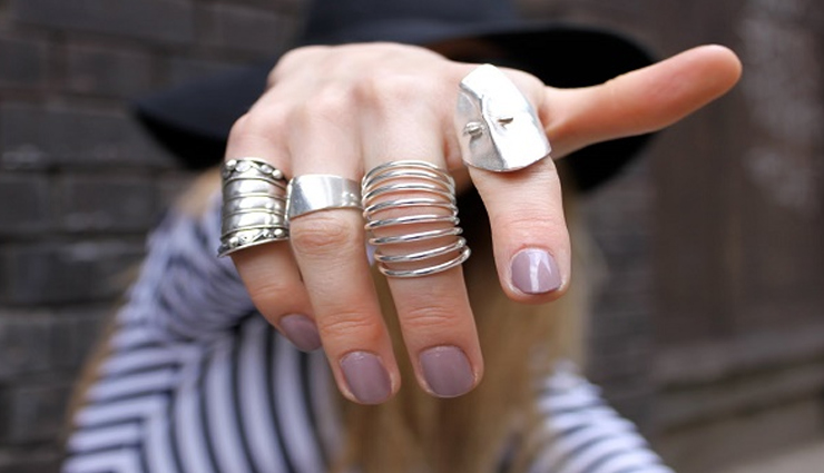 क्या आपकी उंगलियों में बन गए हैं अंगूठी या बिछिया के निशान, दूर कारने के लिए अपनाएं ये आसान टिप्स