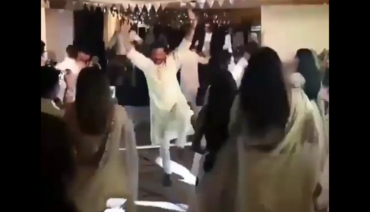 सोनम कपूर के संगीत पर पापा अनिल ने यूं किया भांगड़ा, देखे वीडियो