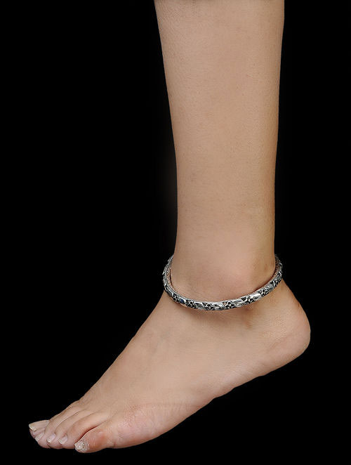 colorful beads anklet,stones anklet,animal motif anklet,silver bands anklet,minimal thread anklet,fashion jewelry,stylish anklets,fashion tips