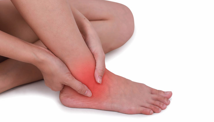 एड़ियों में दर्द की वजह से रहते है हमेशा परेशान, तुरंत राहत पाने के लिए करें ये 5 उपाय 