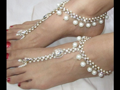 traditional toe rings,toe rings,diamonds and precious stones,triple rings,swirls,majestic rajasthani,anklet attached,toe rings fashion,fashion tips