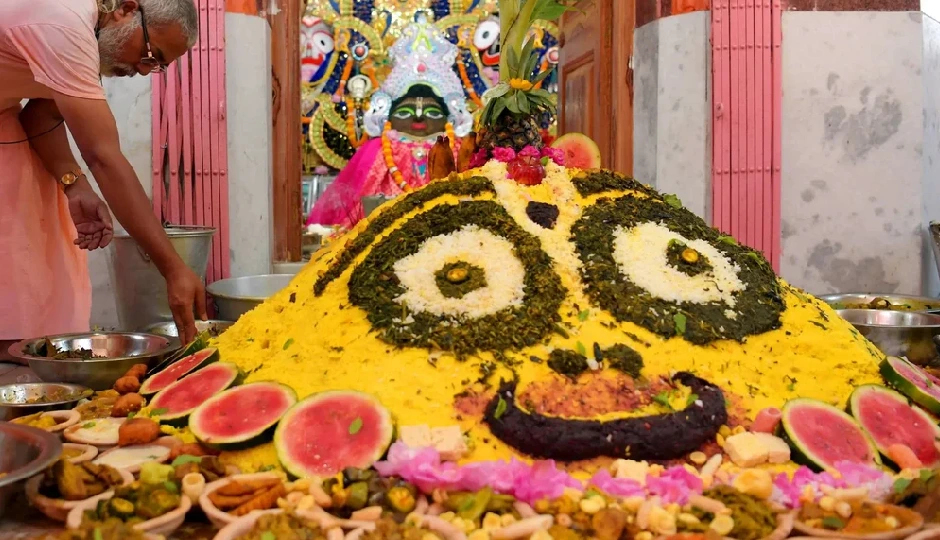 Govardhan Puja 2025: गोवर्धन पूजा में क्यों अर्पित किए जाते हैं 56 भोग? जानें अन्नकूट की परंपरा और धार्मिक रहस्य