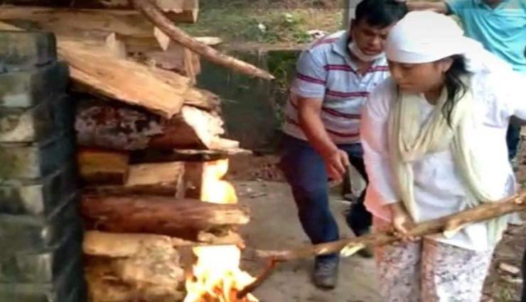 हिमाचल : बेटी ने पिता की अर्थी को नंगे पांव कंधा देकर पहुंचाया श्मशान, निभाया इकलौती औलाद होने का फर्ज