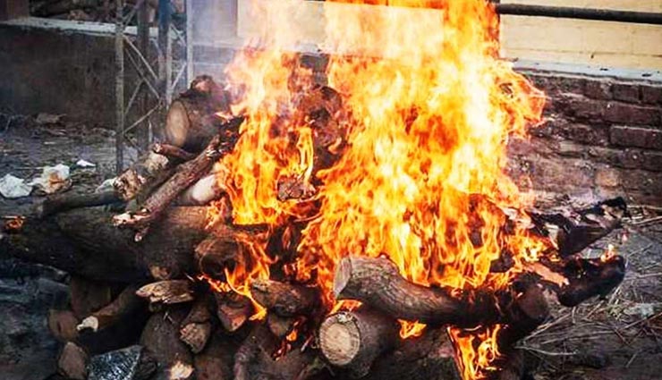 आखिर क्यों मारा जाता है शव को जलाते समय सिर पर डंडा, जानें इस रहस्य का राज