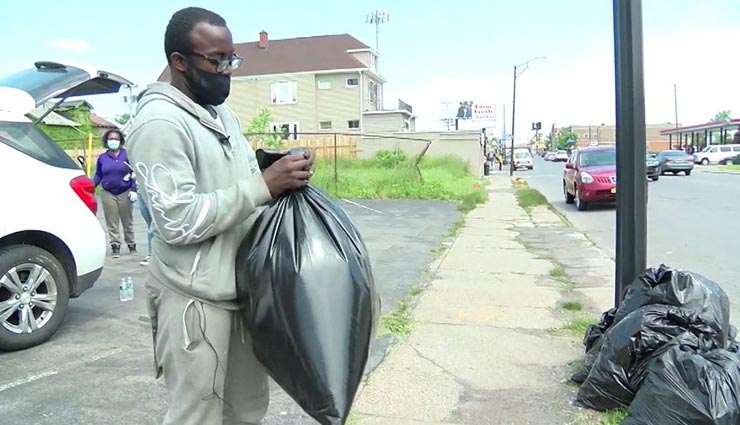 10 घंटों तक प्रोटेस्ट के बाद हुए कचरे को साफ़ करता रहा यह शख्स, मिला हैरान करने वाला इनाम