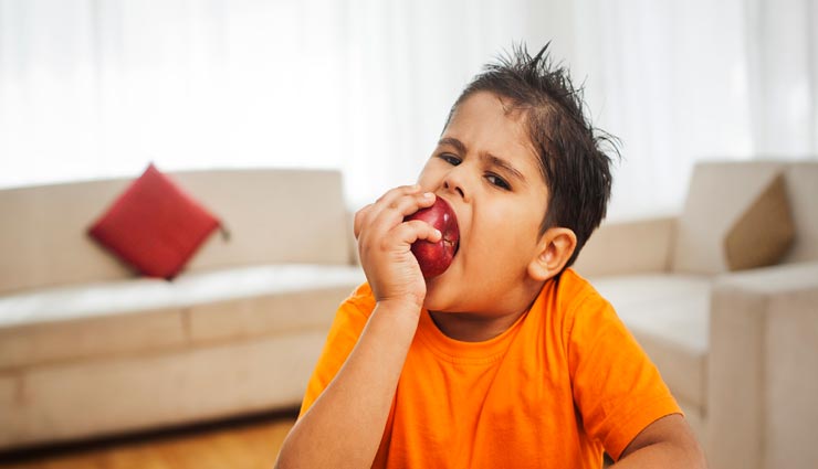 सेब खाने के बाद कभी ना करें इन 4 चीजों का सेवन, सेहत के साथ करेंगे खिलवाड़ 