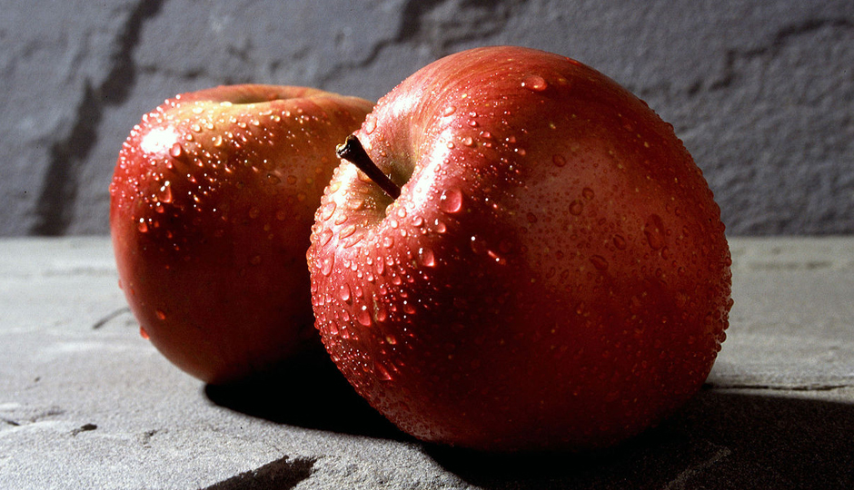 11 Amazing Benefits of Apple for Skin and Hair