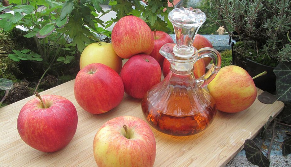 12 Amazing Benefits of Apple Cider Vinegar for Skin and Hair