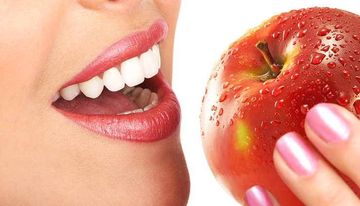 कहीं आप तो नहीं करते सेब खाने के बाद यह गलती, सेहत होती है खराब