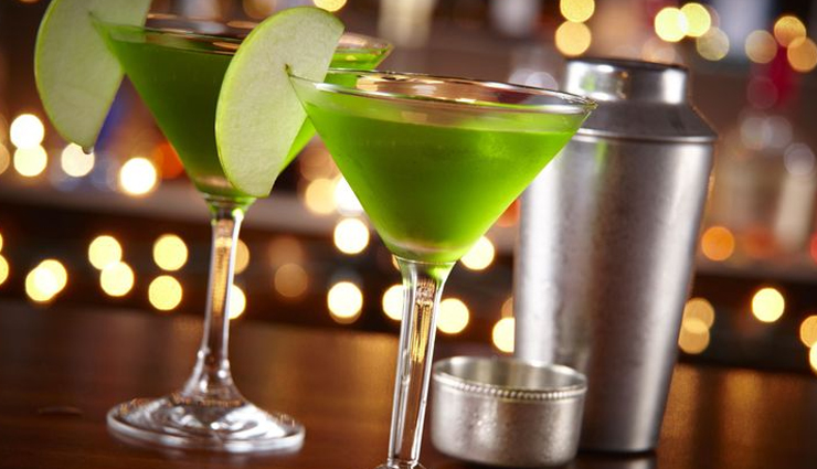 4 things that you should avoid ordering in a bar,things you should avoid ordering in a bar,things that should be avoided in bar,appletinis,iced tea,frozen mudslides,mojitos