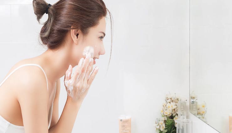 कहीं आप भी तो नहीं करते फेसवॉश के दौरान ये गलतियां