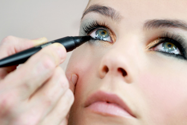 applying kajal,beauty tips,skin care tips,make up tips,simple makeup tips