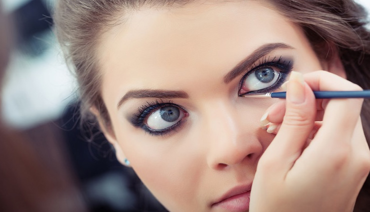 काजल लगाने का सही तरीका बढ़ाएगा आपकी खूबसूरती