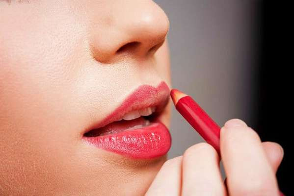 applying lip liner,lip liner,beauty tips,make up tips