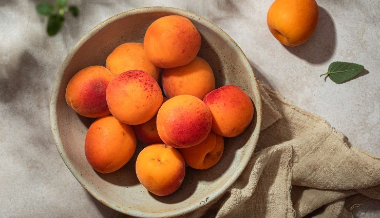 water retention causes,how to reduce water retention,foods to reduce water retention,edema symptoms,water retention in women,fluid buildup in body,premenstrual water retention,hormonal water retention,swelling in feet and hands,natural remedies for water retention