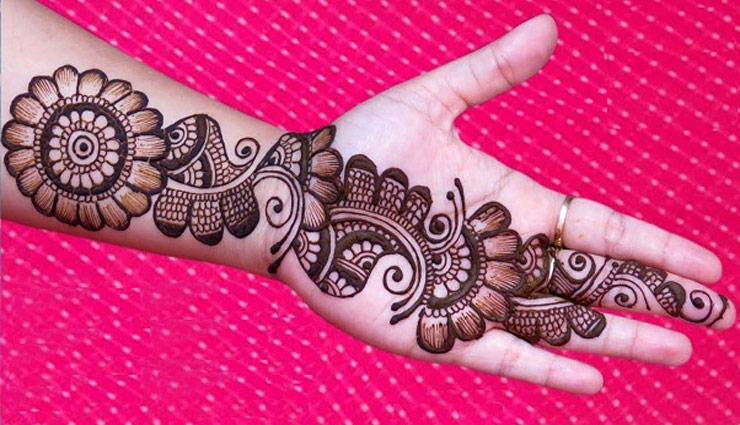 Karva Chauth Mehndi Designs: करवाचौथ पर ट्राई करें ये बेस्ट मेहंदी डिजाइन्स, सुंदरता में लगेंगे चार चांद karva chauth mehndi designs,karva chauth mehandi,karwa chauth special mehndi design,latest mehndi designs for karwa chauth,karwa chauth mehndi designs full hand,mehndi designs for karwa chauth 2021,easy mehndi designs for karwa chauth