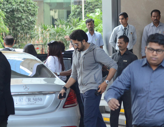 स्कूल ड्रेस में दिखीं आराध्या बच्चन, देखिए