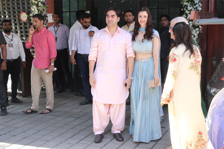 EX Wife मलाइका के सामने गर्लफ्रेंड का हाथ थामे अर्पिता के घर गणपति पूजा में पहुंचे अरबाज, देखे तस्वीरे bollywood,arpita khan,ganesh chaturthi 2018,arbaaz khan,giorgia andriani,Salman Khan,malaika arora khan,salim khan,sohail khan,katrina kaif