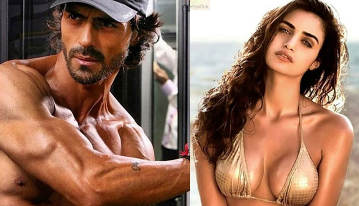 After splitting with wife Mehr Jessia, Arjun Rampal spotted on a dinner date with this gorgeous woman