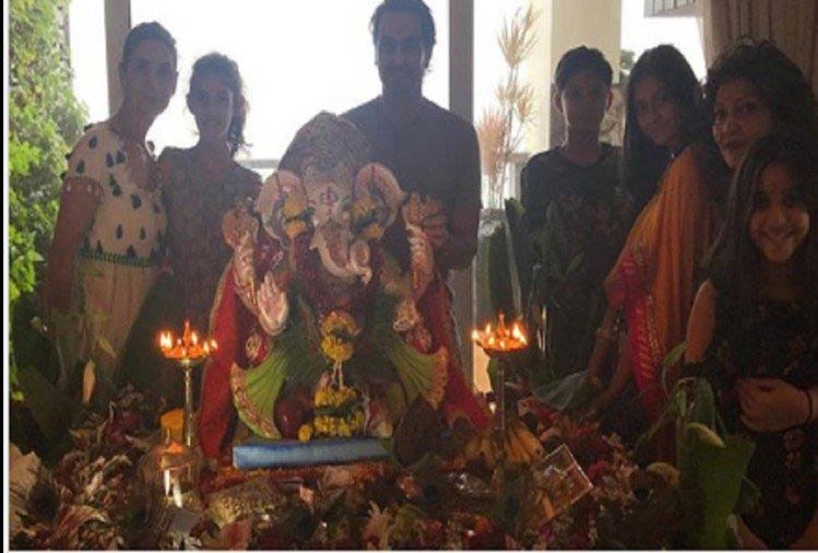 पिछले साल इन बॉलीवुड सितारों ने गणेश चतुर्थी का ऐसे मनाया था जश्न, सोशल मीडिया पर शेयर की थी तस्वीरे ganesh chaturthi 2018,bollywood,ganesh puja
