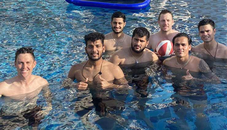 IPL 2020 : UAE में MI टीम के साथ दिखाई दिए अर्जुन तेंदुलकर, फैन्स बोले- 'नेपोटिज्म'
