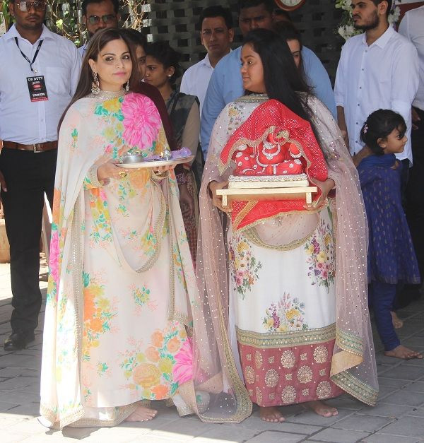 Ganesh Chaturthi 2018: ऋतिक रोशन ने किया 'गणपति' का स्वागत, बप्पा के दर्शन के लिए बहन अर्पिता के घर पहुंचे सलमान खान, तस्वीरे bollywood,ganesh chaturthi 2018,Hrithik Roshan,vivek oberoi,sanjay dutt,ganesh pooja,ganpati