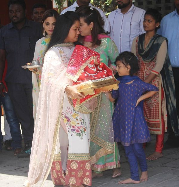 Ganesh Chaturthi 2018: अर्पिता खान के घर पधारे बप्पा, देखिए बहनों ने कैसे किया गणपति का स्वागत, तस्वीरे bollywood,arpita khan sharma,alvira agnihotri,ganesh chaturthi 2018,ganpati bappa,ganesh pooja,bollywood ganesh pooja,Salman Khan