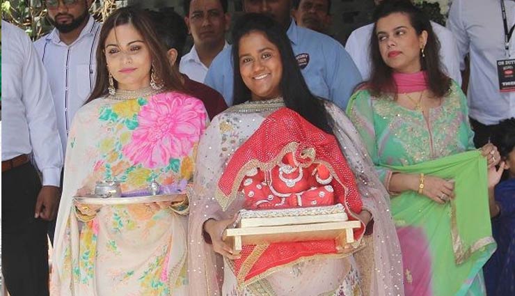 येलो कलर की ड्रेस में बड़ी Cute नज़र आई तैमूर की बहन इनाया, गणपति का आशीर्वाद लेने अर्पिता के घर पहुंची bollywood,ganesh chaturthi 2018,soha ali khan,kunal khemu,innaya,arpita khan,Salman Khan