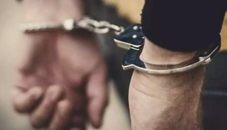 Delhi: क्‍लास में सही से बैठने को कहा तो 12वीं के छात्र ने लोहे की रॉड से फोड़ा टीचर का सिर; गिरफ्तार