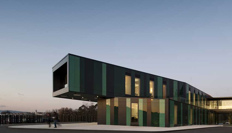 holland,5 wonderful creations at the bus stops,uk,purtagal