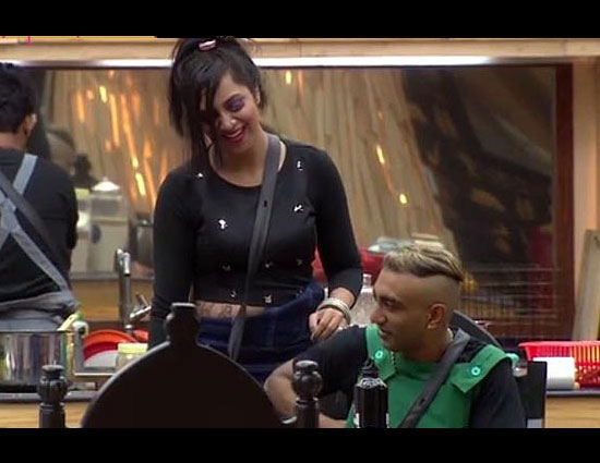 Bigg Boss 11- Akash Charged Arshi With Sexual Assaultment!!