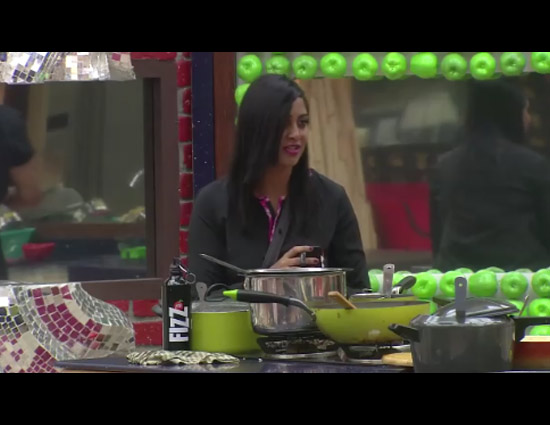 Bigg Boss 11- Arshi Khan Throws Off Her Mike at Priyank Sharma, New Fight To Begin