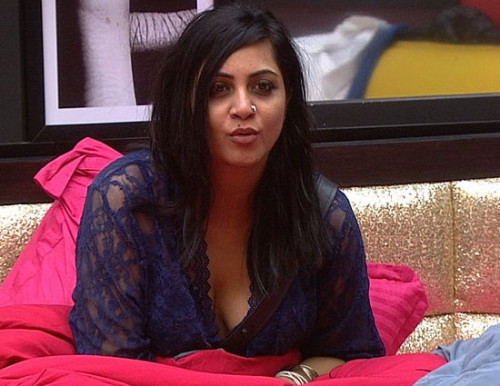 बिग बॉस 11 : 'फ्रेंडशिप टास्क' में अर्शी ने त्याग दी अपनी सारी 'नाइटी', नोमिनेट होने से बचाया इस सदस्य को