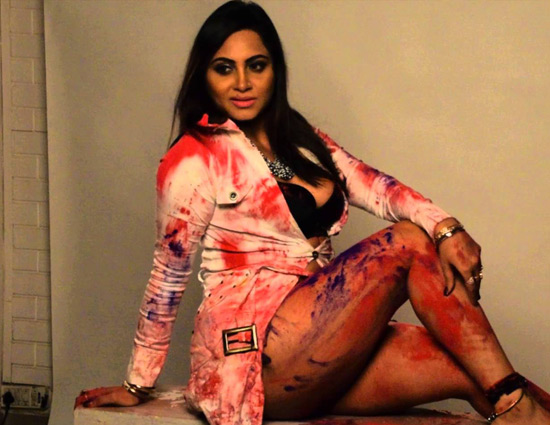 बिग बॉस 11 : जाने किसने बनाया अर्शी खान को इतना बोल्ड, देखिए वीडियो