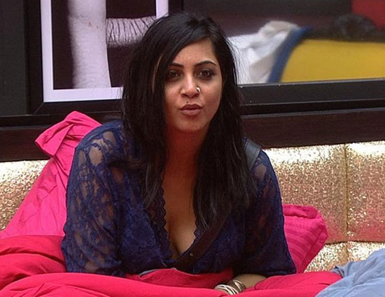 बिग बॉस 11 : अर्शी खान के लिए बुरी खबर, जल्द हो सकती है गिरफ्तार !