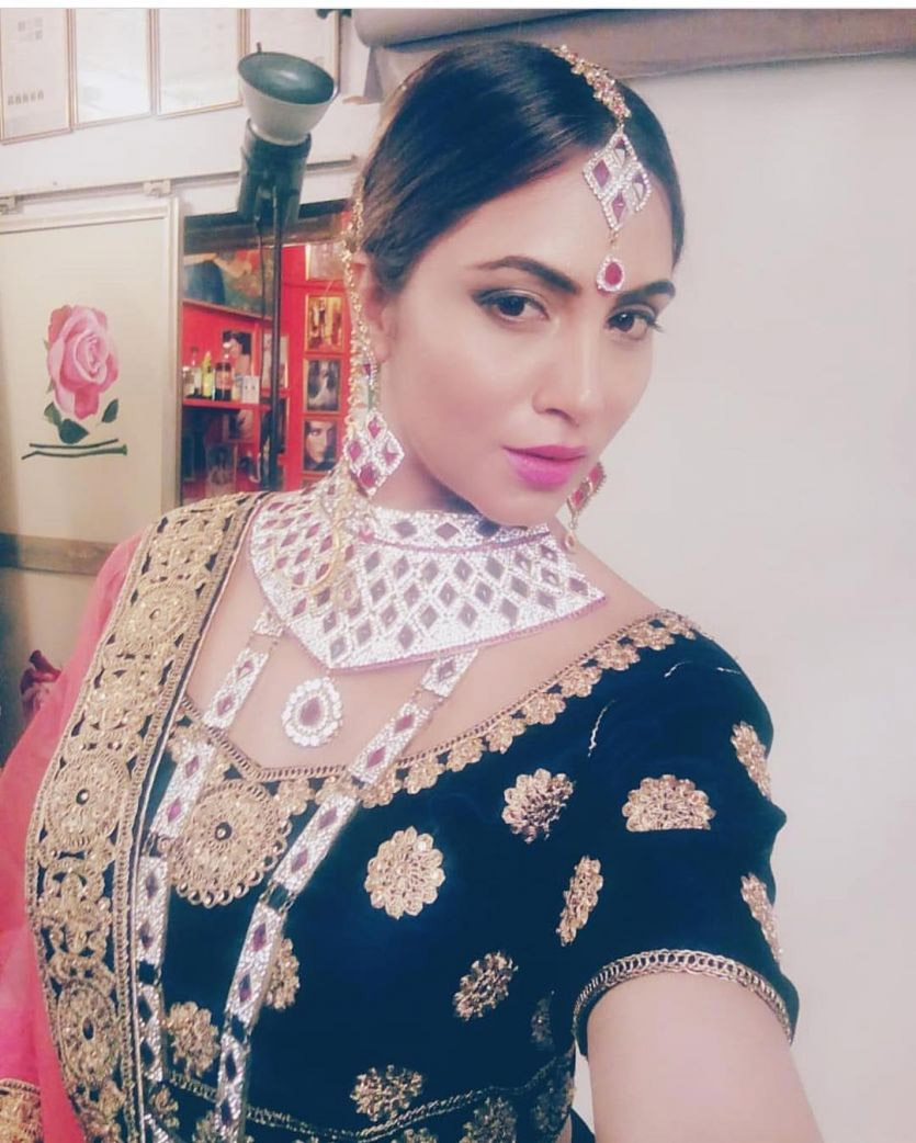 arshi khan latest bridal photoshoot,ex bigg boss 11 contestant,arshi khan hot pics,arshi khan