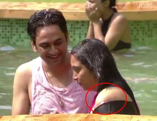 Bigg Boss 11 - Arshi Khan Suffered OOPS Moment During Pool Party
