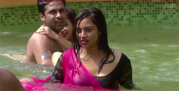 PHOTOS : बिग बॉस के घर में OOPS MOMENT का शिकार हुई अर्शी खान, तस्वीरे वायरल bigg boss 11,Salman Khan,arshi khan,oops moment,pool party,bigg boss news