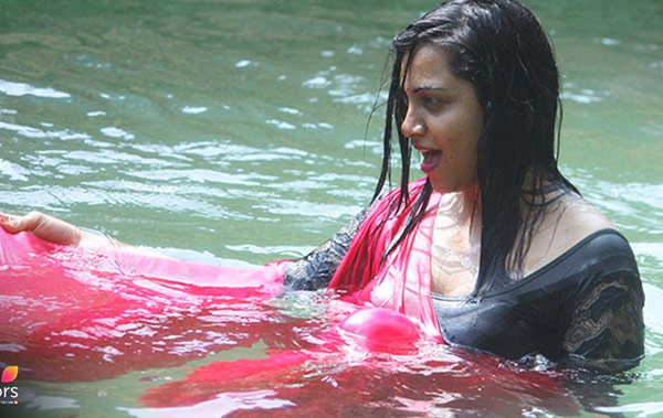 PHOTOS : बिग बॉस के घर में OOPS MOMENT का शिकार हुई अर्शी खान, तस्वीरे वायरल bigg boss 11,Salman Khan,arshi khan,oops moment,pool party,bigg boss news